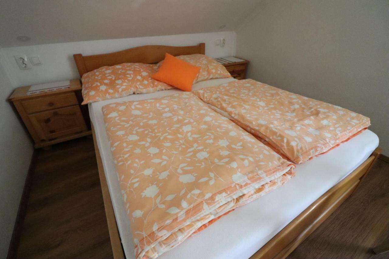 Pod Orehi Guest House Loče pri Poljčanah Exterior foto